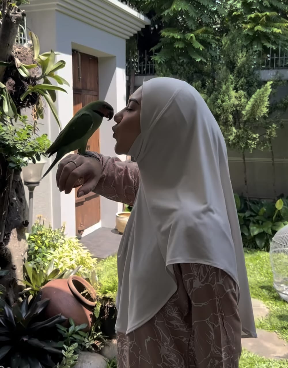 Irish Bella Merawat Kebunnya