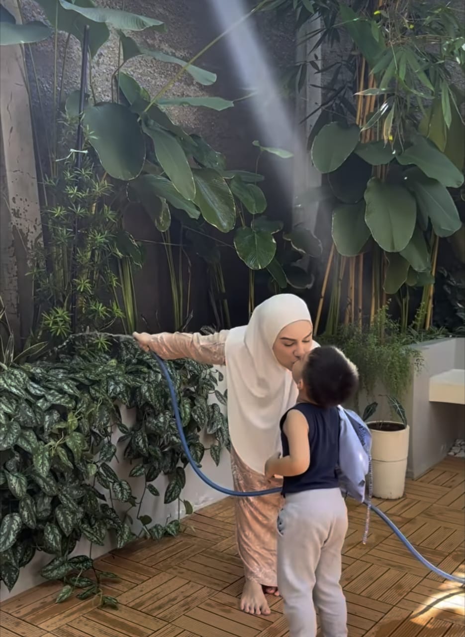 Irish Bella Merawat Kebunnya