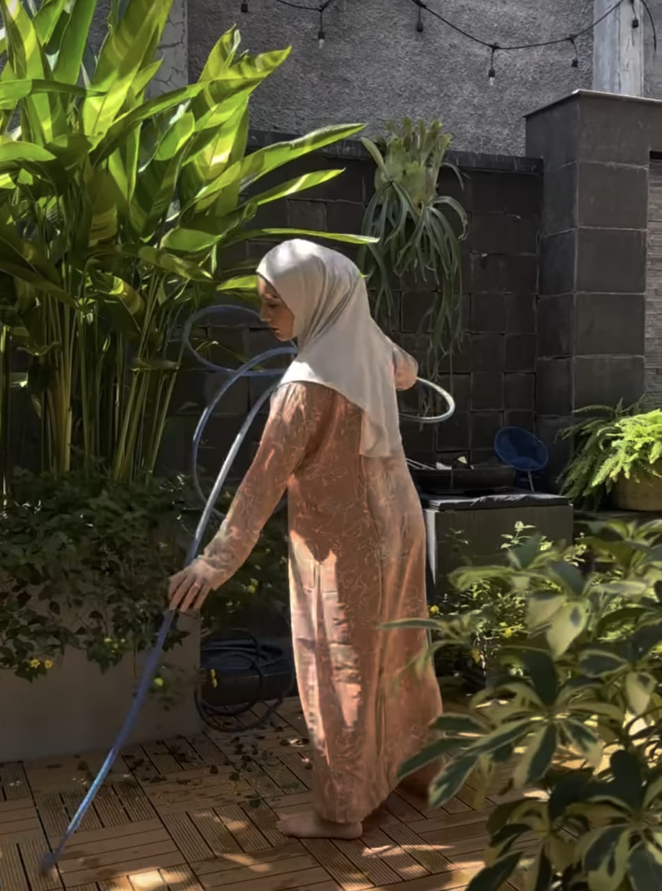 Irish Bella Merawat Kebunnya
