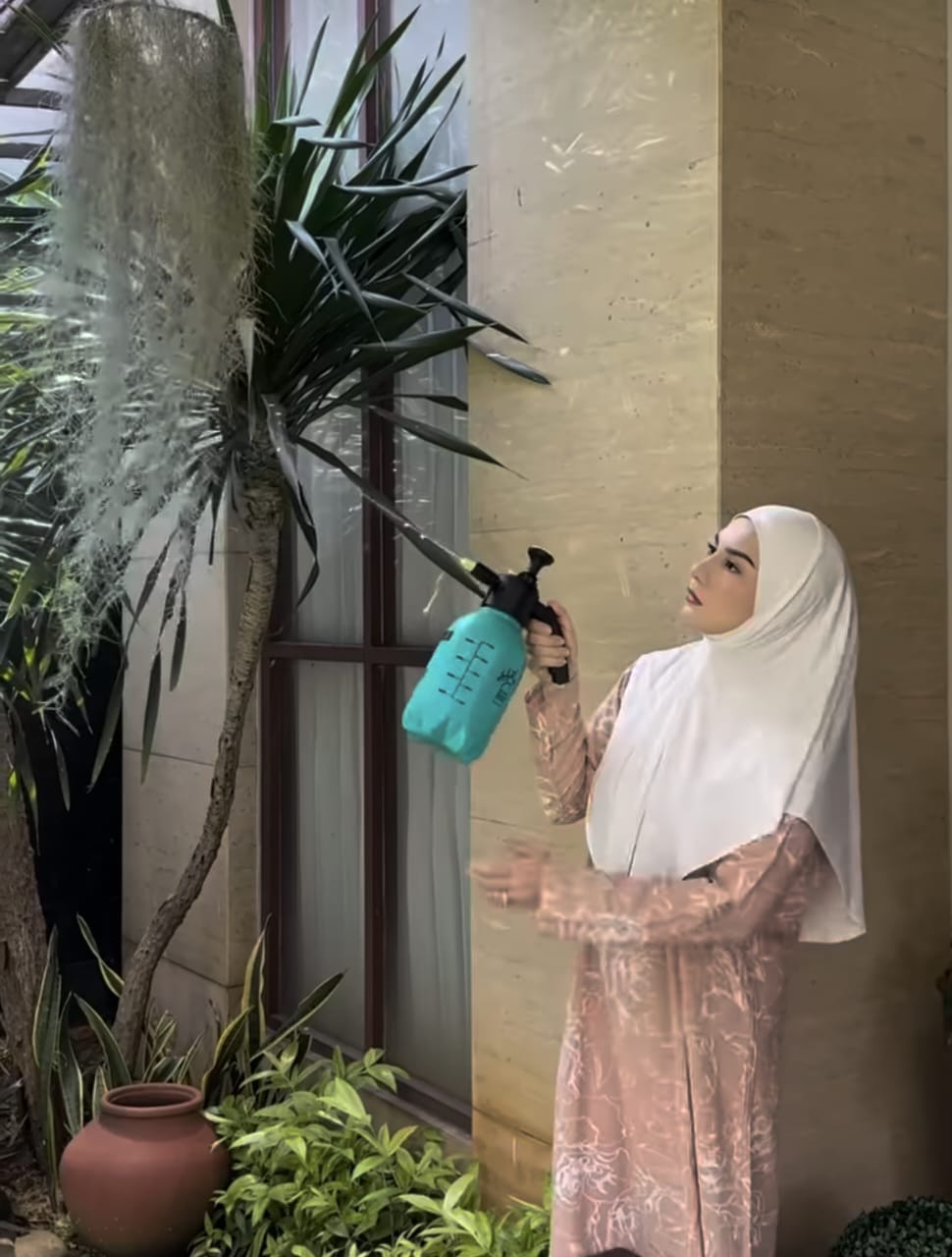 Irish Bella Merawat Kebunnya
