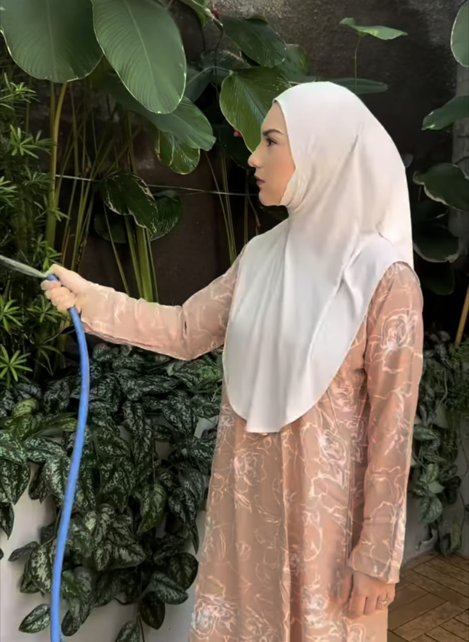 Irish Bella Merawat Kebunnya