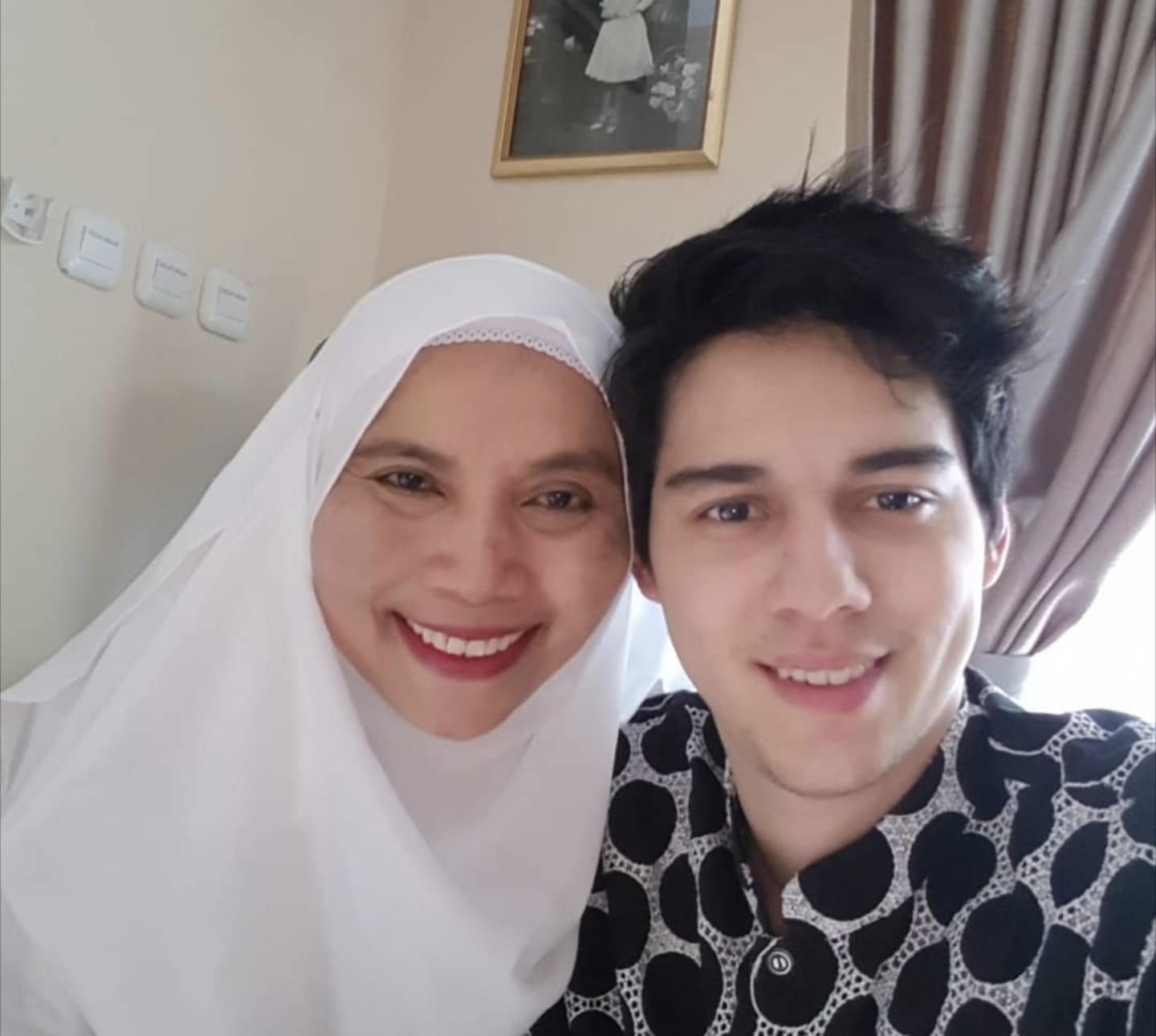 Potret Maxime Boutier dengan Mendiang Ibu