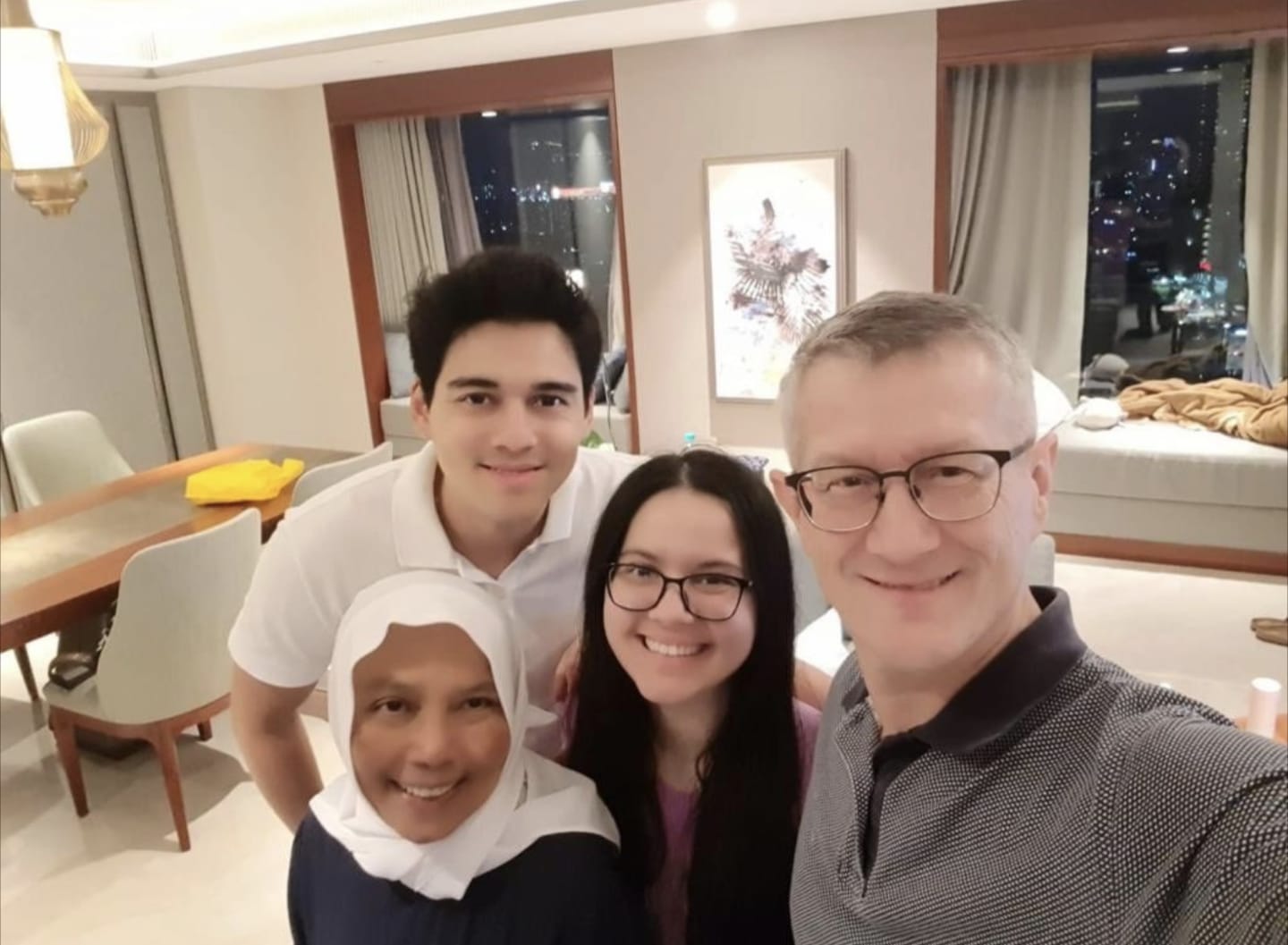 Potret Maxime Boutier dengan Mendiang Ibu