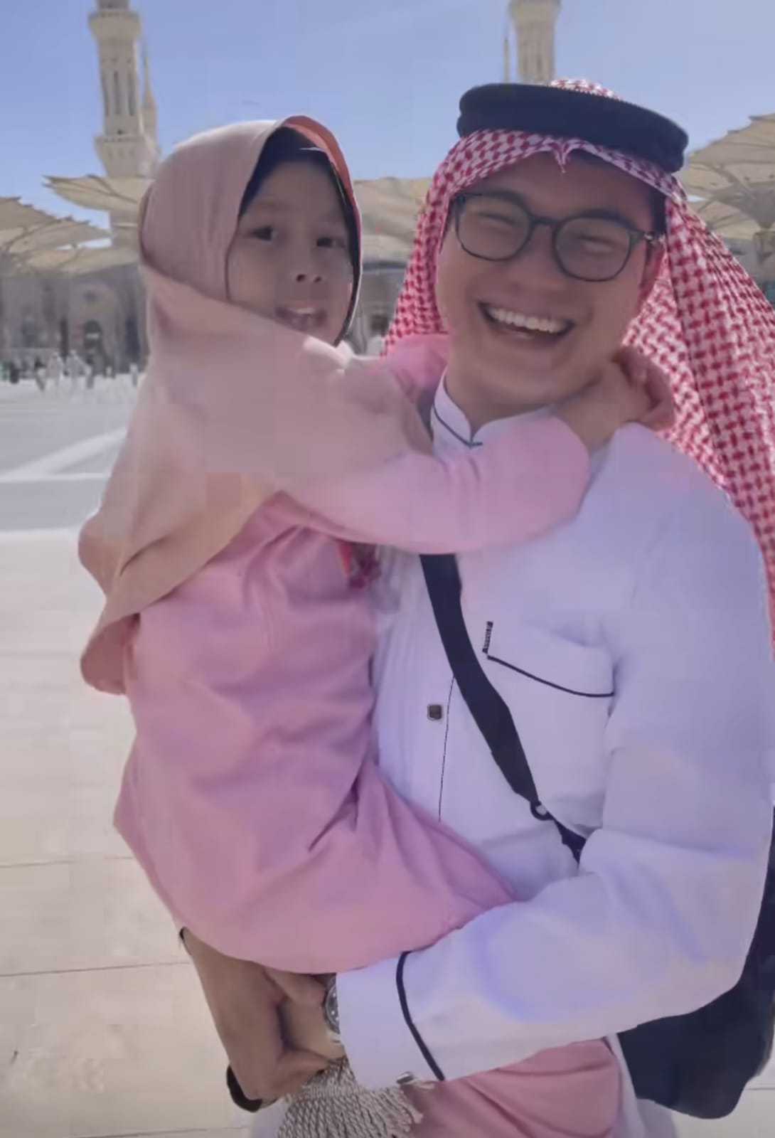 Potret Bridgia Turut Umrah dengan Acha Septiasa