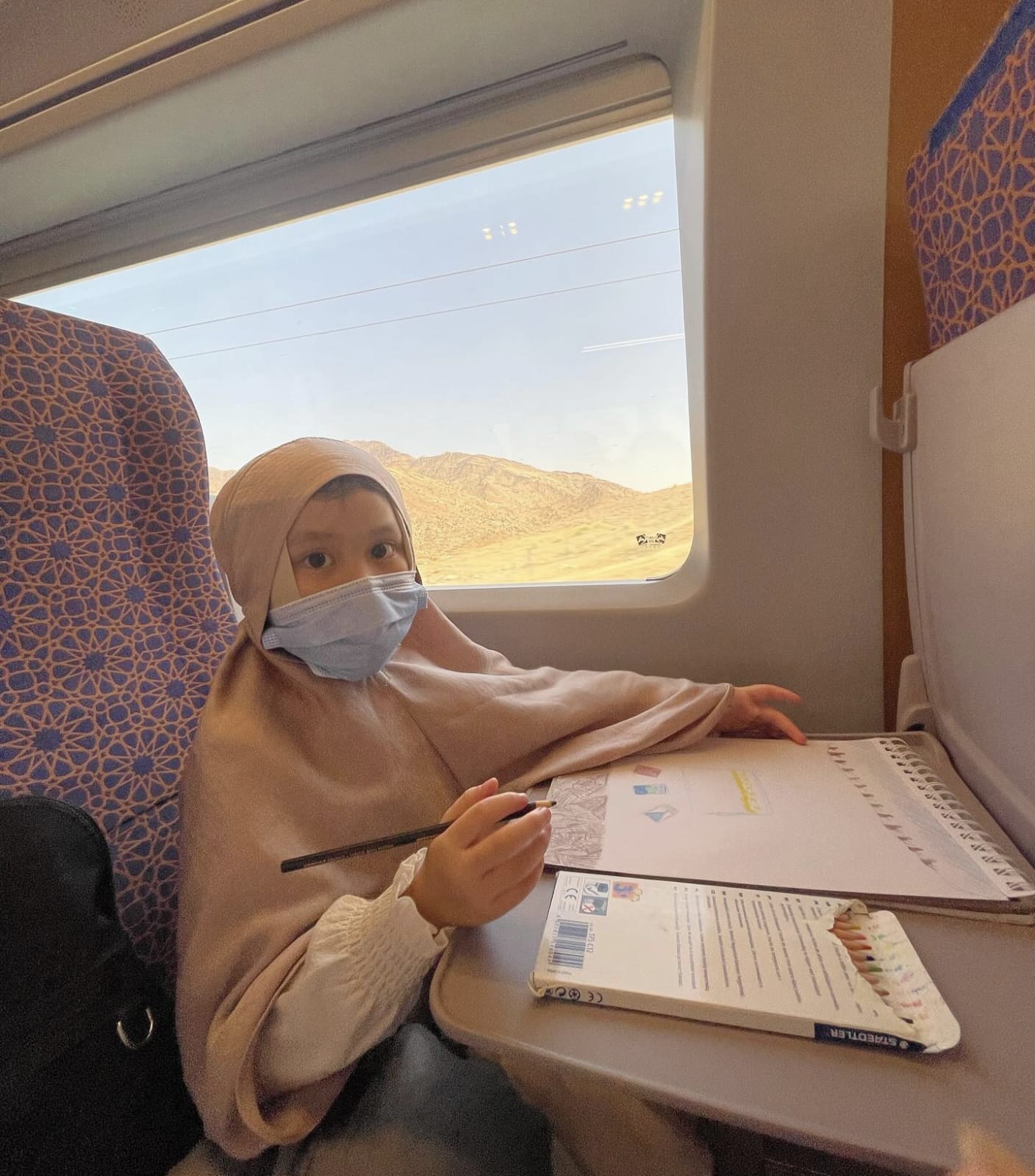 Potret Bridgia Turut Umrah dengan Acha Septiasa