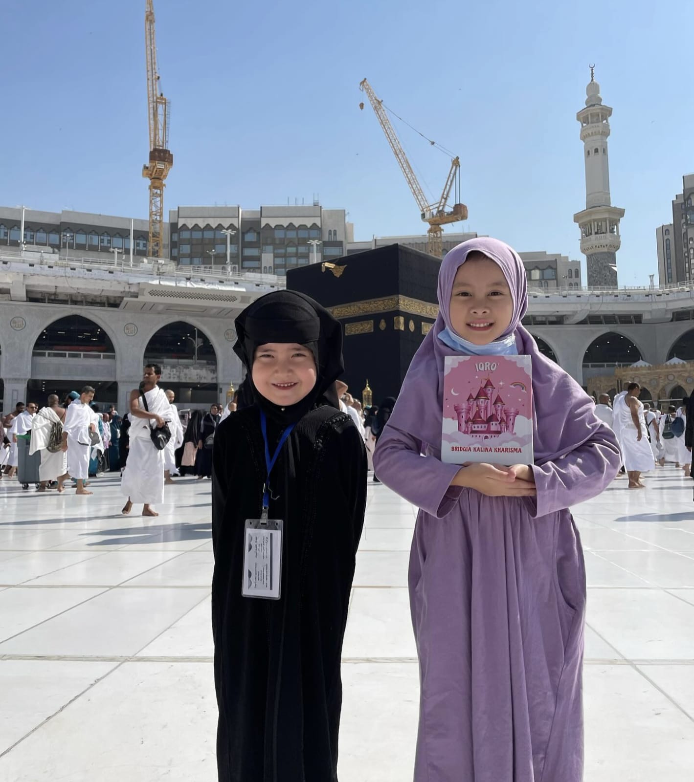 Potret Bridgia Turut Umrah dengan Acha Septiasa