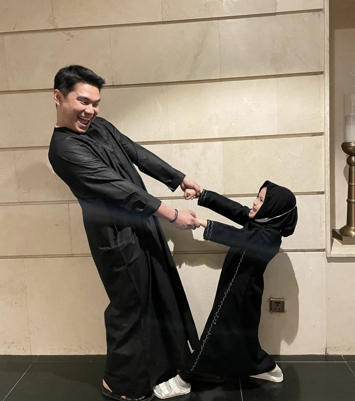 Potret Bridgia Turut Umrah dengan Acha Septiasa