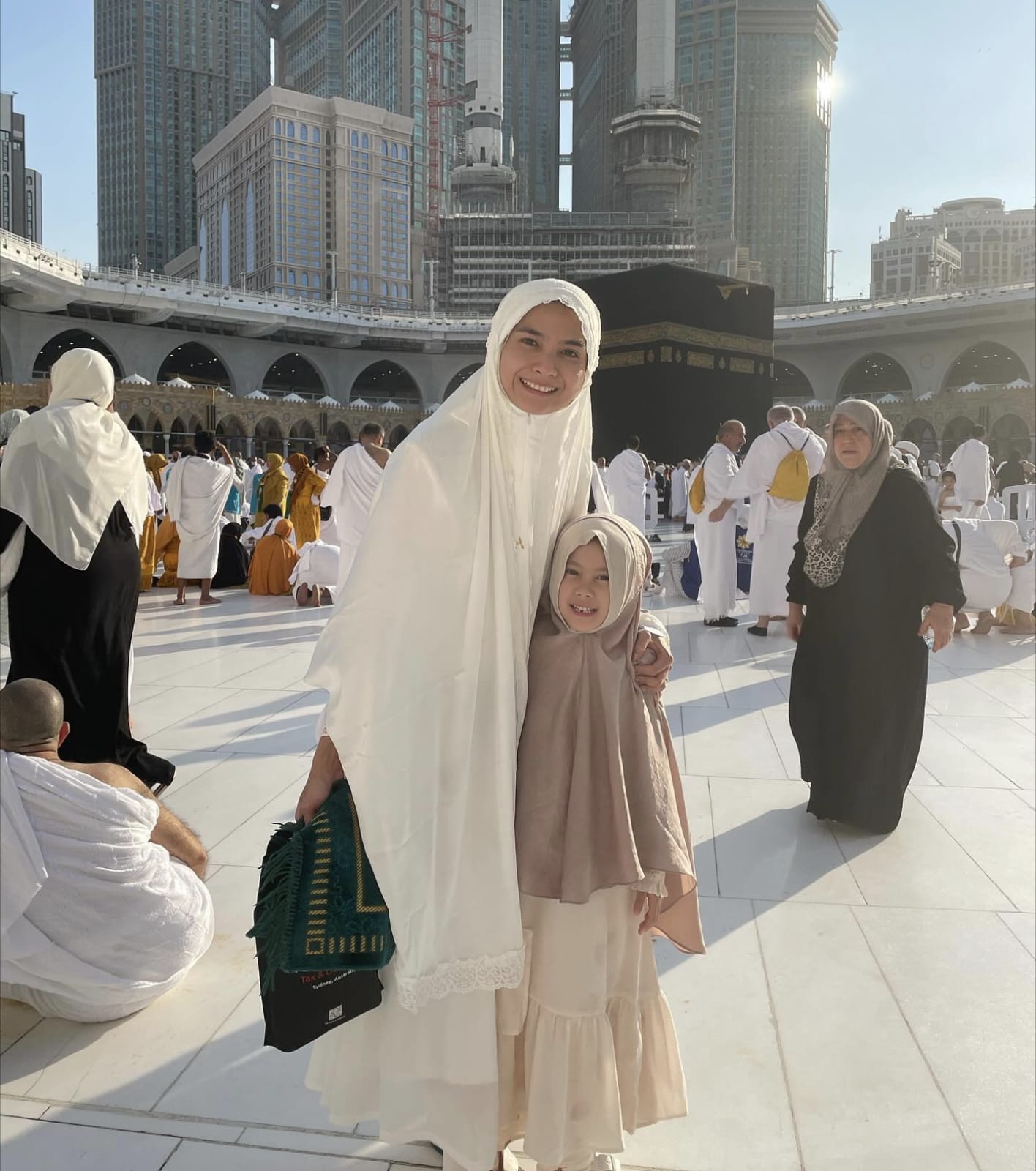 Potret Bridgia Turut Umrah dengan Acha Septiasa