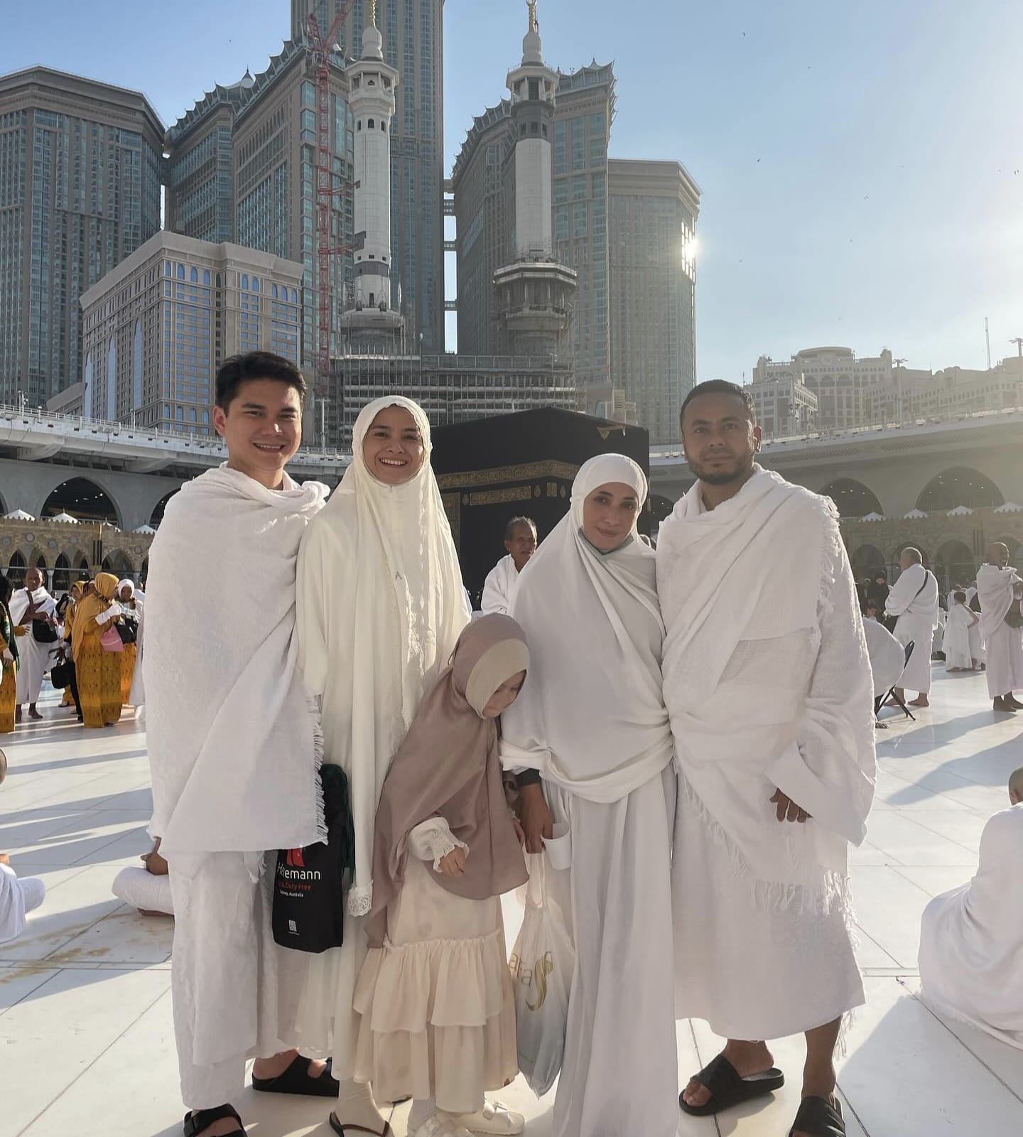 Potret Bridgia Turut Umrah dengan Acha Septiasa