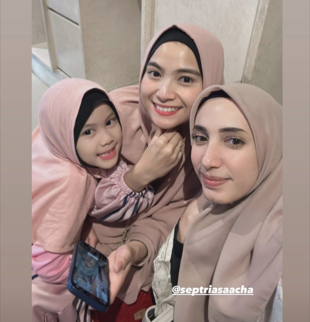 Potret Bridgia Turut Umrah dengan Acha Septiasa