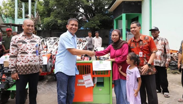 Petani Bojonegoro Terima Bantuan Alsintan untuk Modernisasi Pertanian