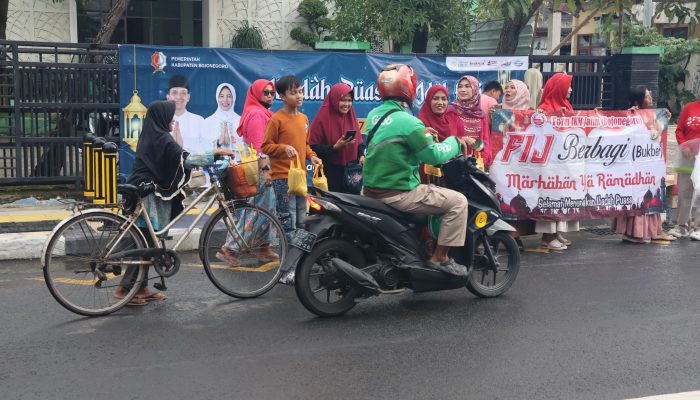 Forum IKM Jatim Cabang Bojonegoro Bagi-Bagi Takjil