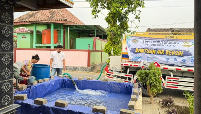 AS Media Center Indonesia Distribusikan Air Bersih ke Warga Terdampak Kekeringan di Malo